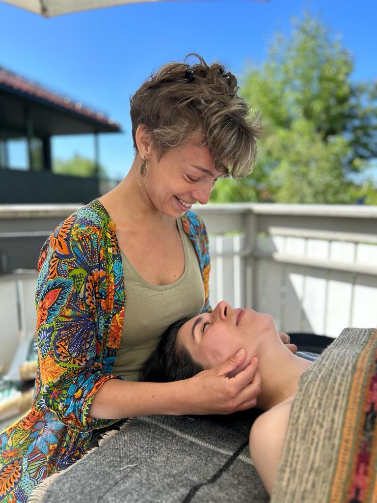 Agata Dulawa utfører profesjonell utendørs massasje - holistisk velvære behandling Oslo