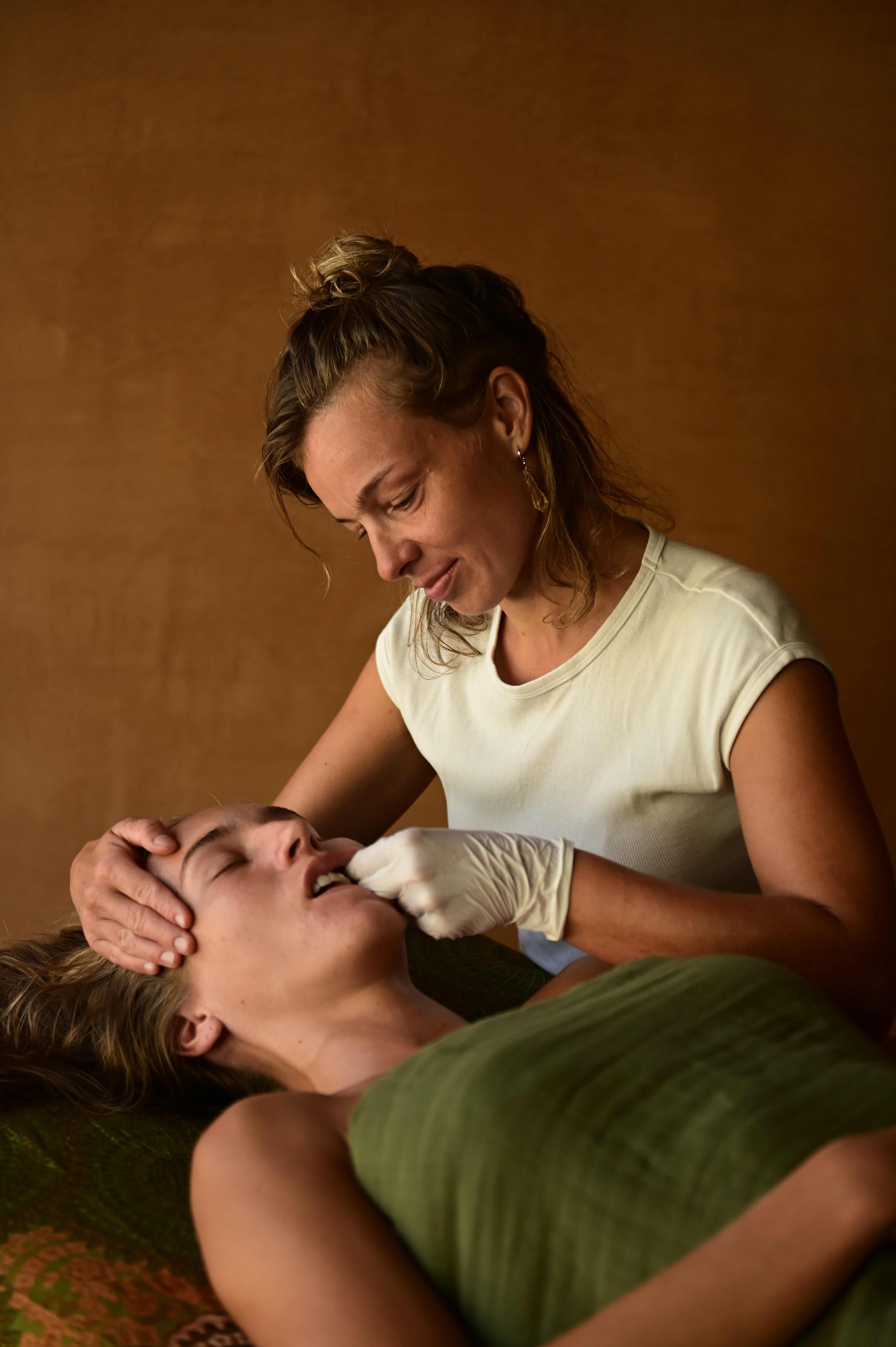 Bukkal ansiktsmassasje terapi for kjevespenninger og TMJ-lindring - dypvevs ansiktsbehandling Oslo